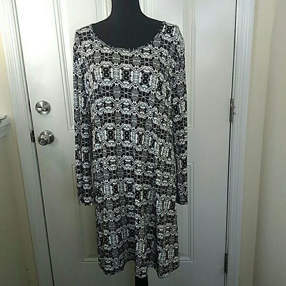 Three Seasons black and white maternity dress - Picture 1 of 7